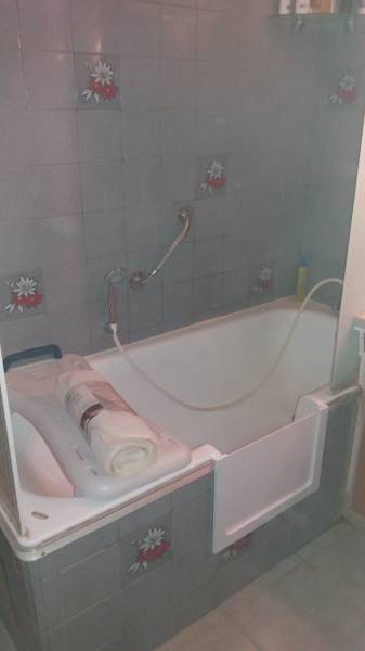 Après Ouverture de baignoire en fonte avec portillon anti éclaboussure à La Crau dans le var en région PACA 83260