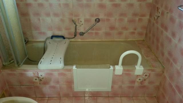 Ouverture de baignoire fonte avec planche de bain et barre d'appui au Beausset dans le var en région paca 83330