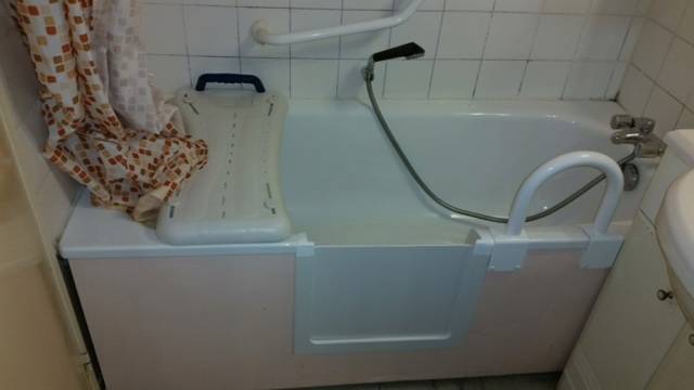 Ouverture latérale de baignoire avec portillon anti éclaboussure à Saint Raphael dans le var en région paca 83700