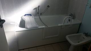 Ouverture de baignoire avec portillon anti éclaboussure à la valette du var en région paca