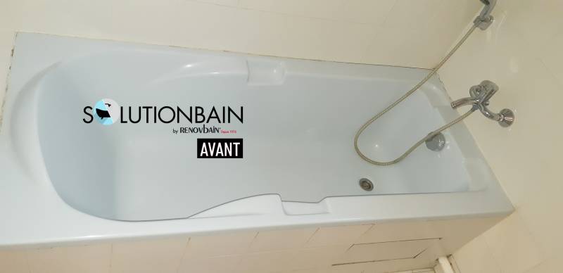 AVANT Rénovation une baignoire grâce à une coque encastrable à Aix en Provence.