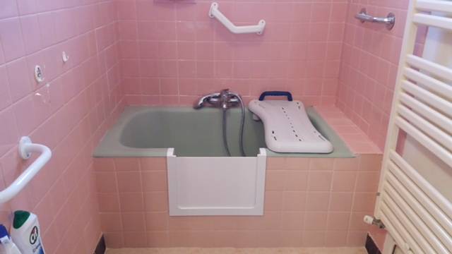 Après Découpe de baignoire avec portillon anti éclaboussure avec accessoire médicalisé à SAINT MAXIMIN dans le var  en région paca 83470