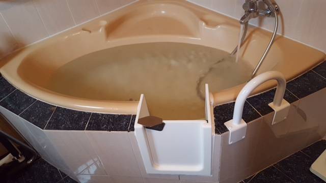 ouverture de baignoire avec porte étanche à Hyères dans le Var 83400 en région PACA