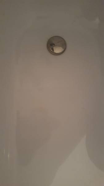 Reprise éclats sur baignoire acier blanche  à Cannes dans les alpes maritimes en région PACA