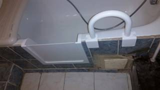 Ouverture de baignoire acier avec installation d'un portillon anti éclaboussure à la seyne sur mer dans le var 83500