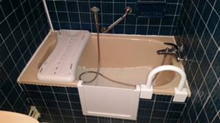 Ouverture de baignoire avec portillon anti éclaboussure à Aubagne dans les Bouches du Rhône en région paca