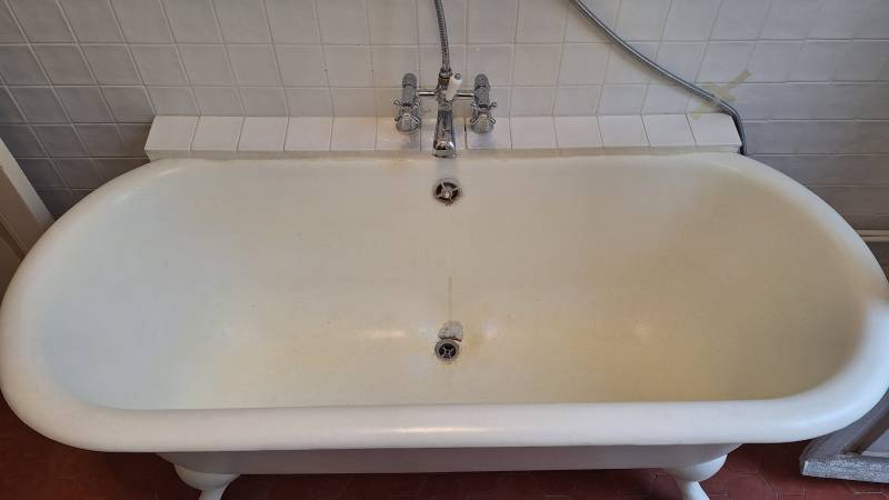Rénovation d’une baignoire en fonte sur pieds de lion grâce à la technique de réémaillage à Toulon 83000
