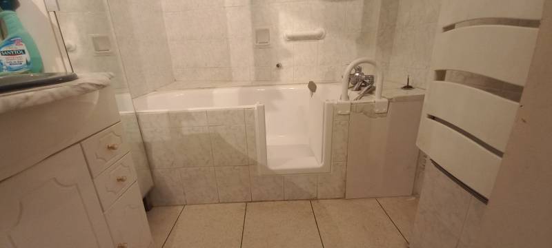 Transformer baignoire classique en baignoire à accès bas à Toulon