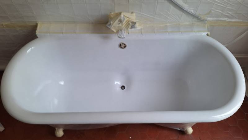 Rénovation d’une baignoire en fonte sur pieds de lion grâce à la technique de réémaillage à Toulon 83000