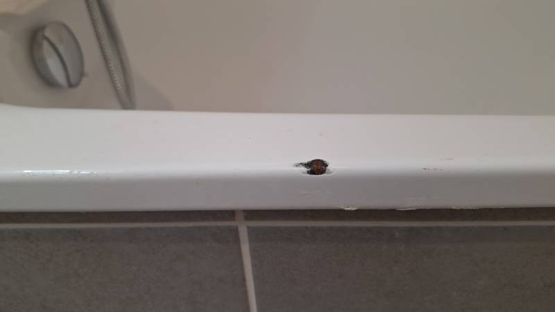 Réparation d’un éclat sur une baignoire et rénovation complète grâce à la technique de réémaillage