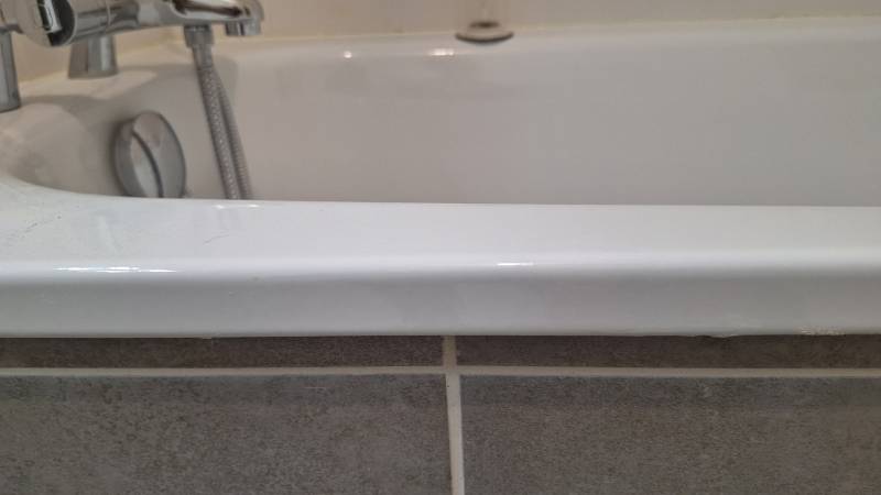 Réparation d’un éclat sur une baignoire et rénovation complète grâce à la technique de réémaillage