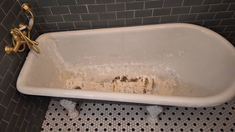 Rénovation salle de bain Marseille : réémaillage d'une baignoire en fonte sur pieds dans le 13005