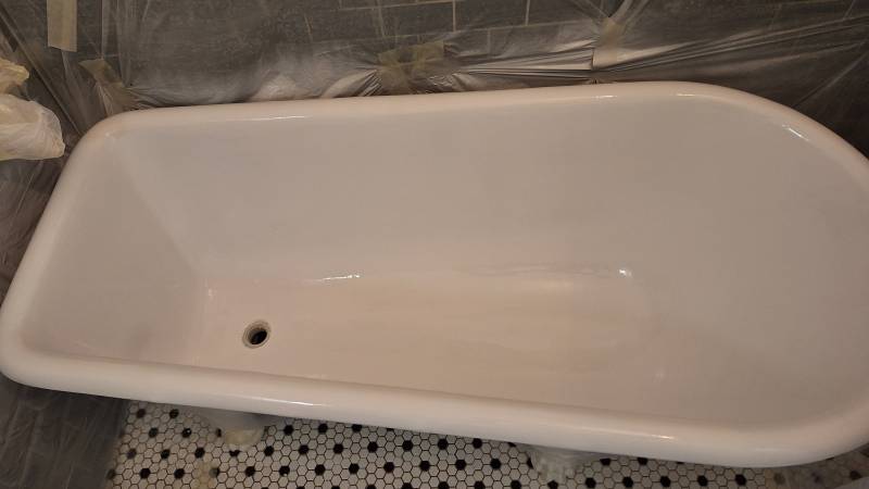 Rénovation salle de bain Marseille : réémaillage d'une baignoire en fonte sur pieds dans le 13005