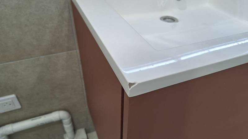 Réparation lavabo salle de bain à Hyères : reprise d’un angle cassé sur un lavabo en gel coat blanc