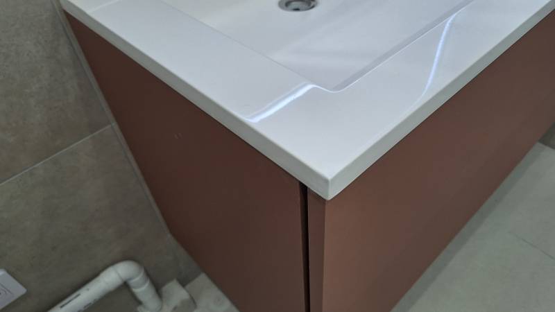 Réparation lavabo salle de bain à Hyères : reprise d’un angle cassé sur un lavabo en gel coat blanc