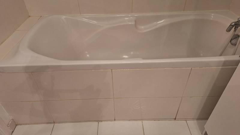 Transformation d’une baignoire acrylique avec installation d’une porte anti-éclaboussures à La Ciotat (13600)