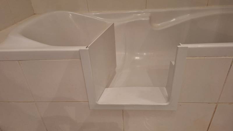Transformation d’une baignoire acrylique avec installation d’une porte anti-éclaboussures à La Ciotat (13600)