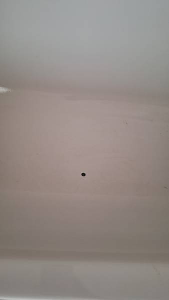 Réparation d’un éclat sur baignoire acier ROCA à Marseille (13012)