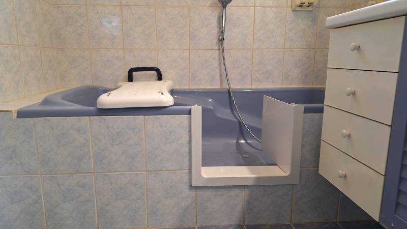 Créez une ouverture sur votre baignoire et sécurisez-vous l’accès à votre sanitaire grâce à une porte anti-éclaboussures à Pélissanne (13300)