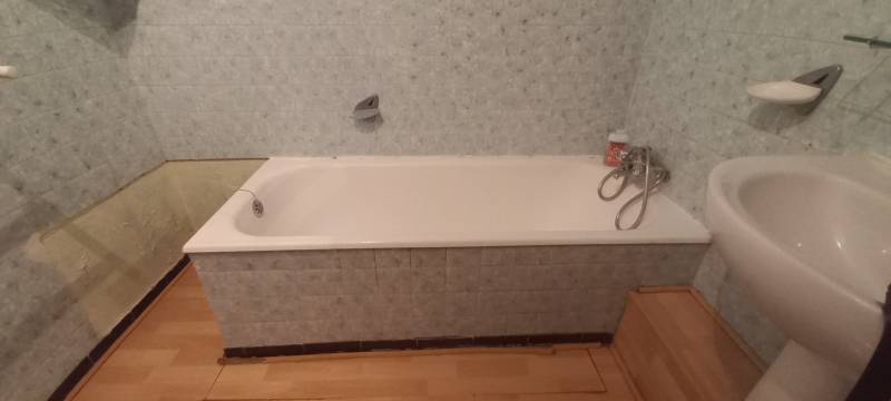 Réalisation chantier à Cannes (06400) : ouverture de baignoire avec portillon et installation d’accessoires