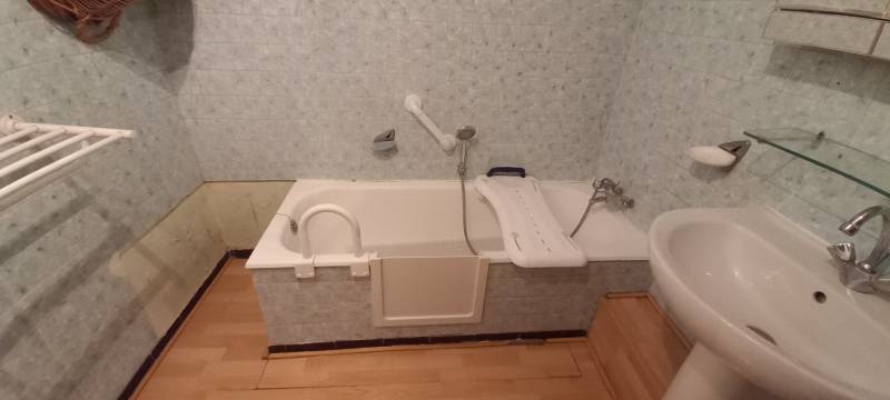 Réalisation chantier à Cannes (06400) : ouverture de baignoire avec portillon et installation d’accessoires