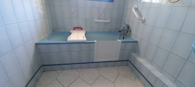 Ouverture de baignoire et installation d’une porte anti-éclaboussures à Toulon (83200) : l’expertise Solution Bain