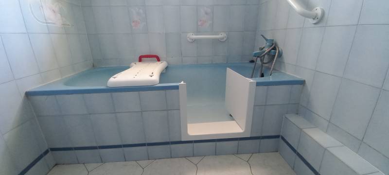 Ouverture de baignoire et installation d’une porte anti-éclaboussures à Toulon (83200) : l’expertise Solution Bain