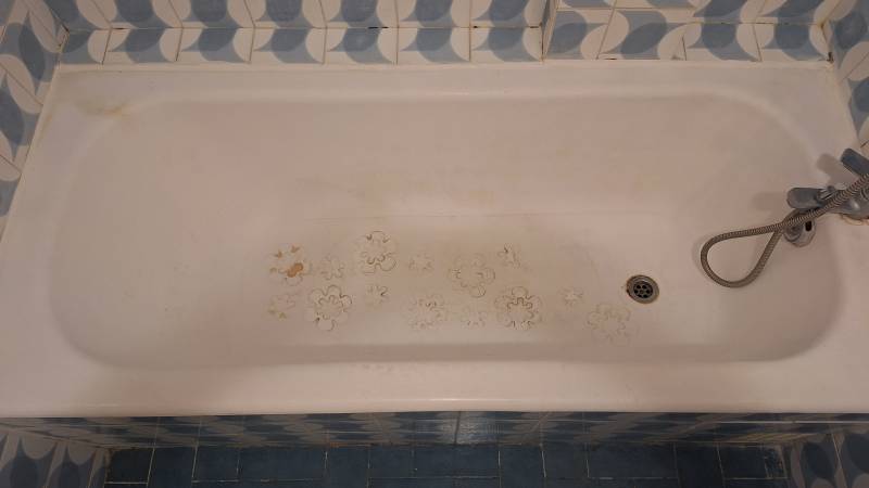 Rénovation d’une baignoire en fonte émaillée blanche à Toulon (83200) : le savoir-faire Solution Bain