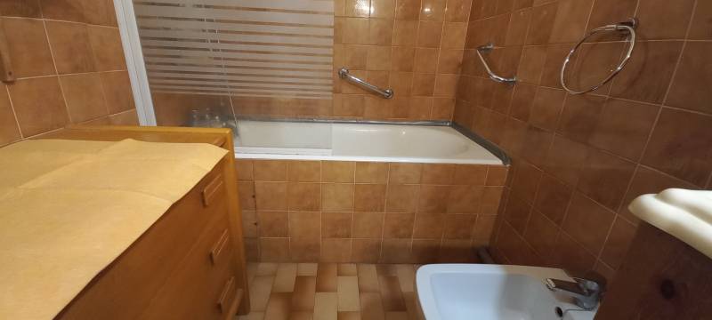 Notre solution d'ouverture de baignoire avec porte anti-éclaboussure s'adapte aussi aux baignoires en fonte émaillée à Marseille 13008