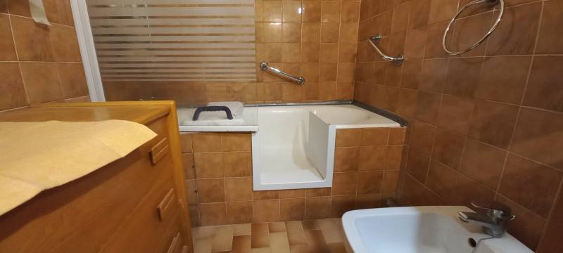 Notre solution d'ouverture de baignoire avec porte anti-éclaboussure s'adapte aussi aux baignoires en fonte émaillée à Marseille 13008