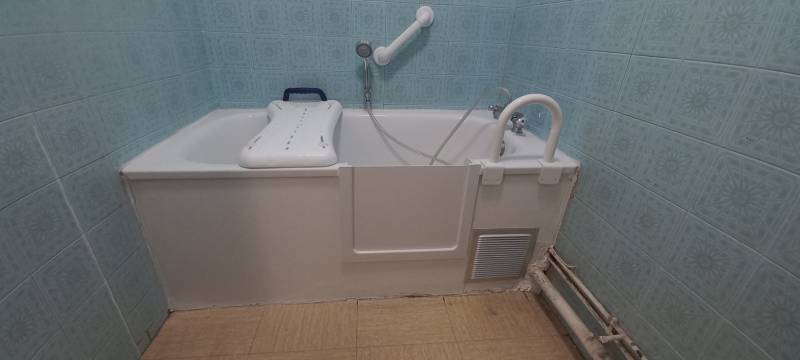 Une ouverture de baignoire avec porte anti-éclaboussure à Aubagne 13005