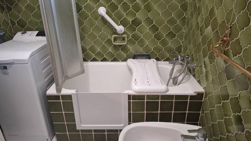 Ouverture de baignoire en fonte avec porte anti-éclaboussures à Hyères (83400) : accessibilité et sécurité sans remplacement