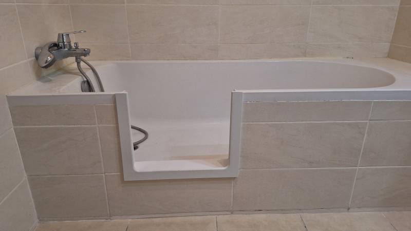 Ouverture de baignoire sans porte par votre expert local Solutionbain à Marseille 13010