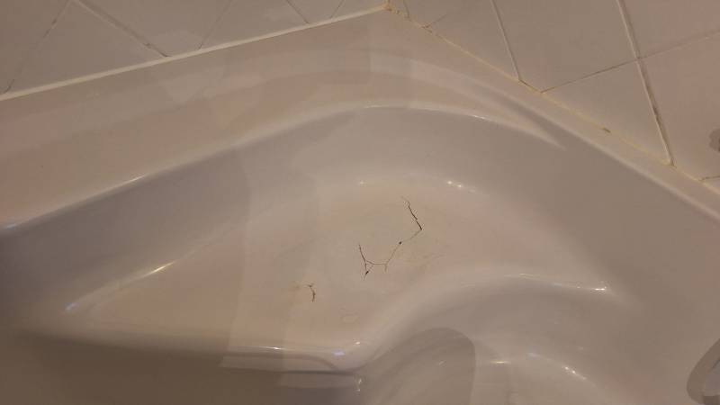 Réparation de baignoire d’angle 140×140 en acrylique blanc à Hyères (83400) : dîtes adieu à vos fissures !