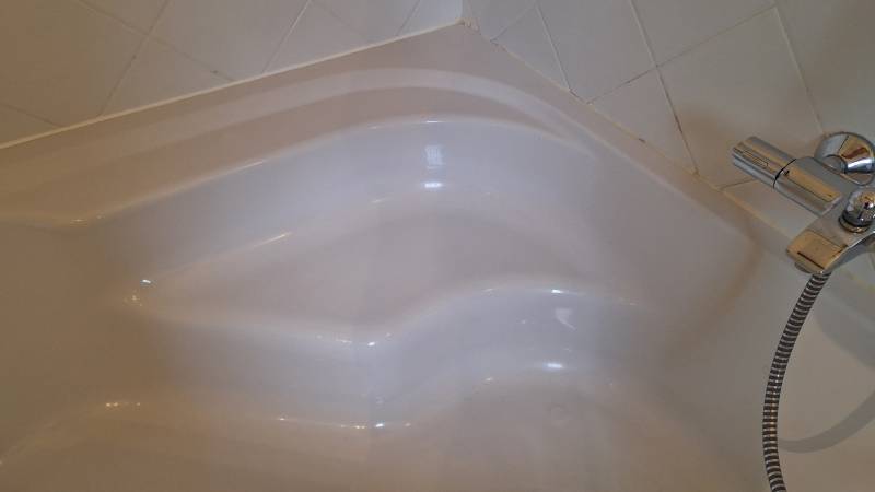 Réparation de baignoire d’angle 140×140 en acrylique blanc à Hyères (83400) : dîtes adieu à vos fissures !