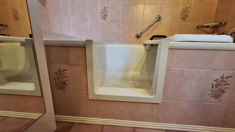 Transformation de Baignoire en Douche Sécurisée grâce à l'ouverture de baignoire avec un portillon anti-éclaboussures à Six-Fours-les-Plages : une solution clé en main