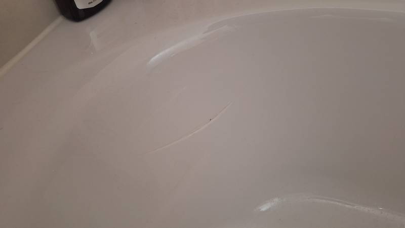 Réparation d'éclat sur baignoire acrylique de la marque Porcher : une solution rapide et économique (Marseille 13008)