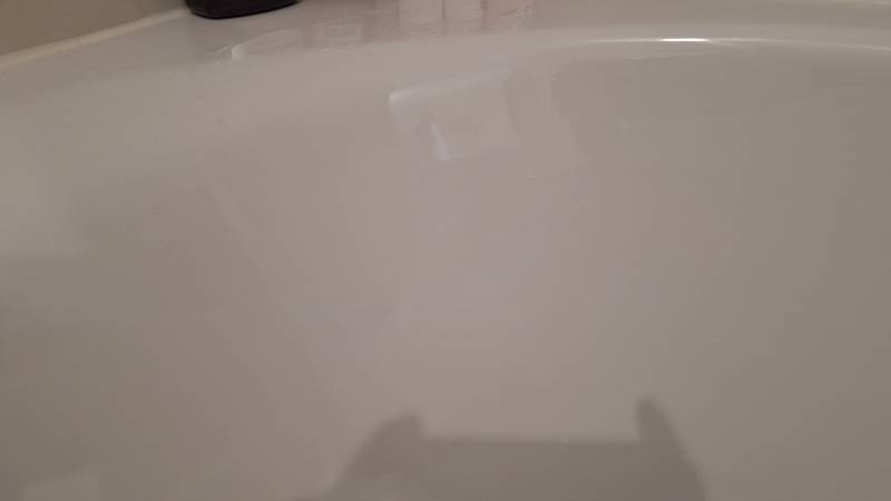 Réparation d'éclat sur baignoire acrylique de la marque Porcher : une solution rapide et économique (Marseille 13008)