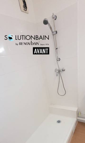 aménagement PMR d’une douche avec accessoires de conforts et de sécurités et pose d’une paroi mi-hauteur solutionbain