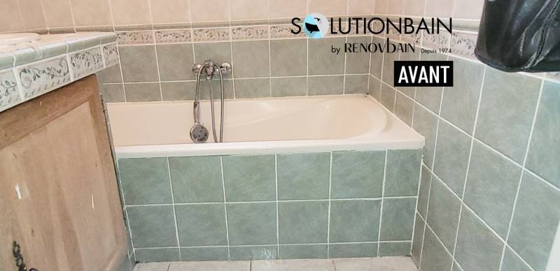 Ouverture de baignoire et porte anti eclaboussure dans une salle de bain solutionbain