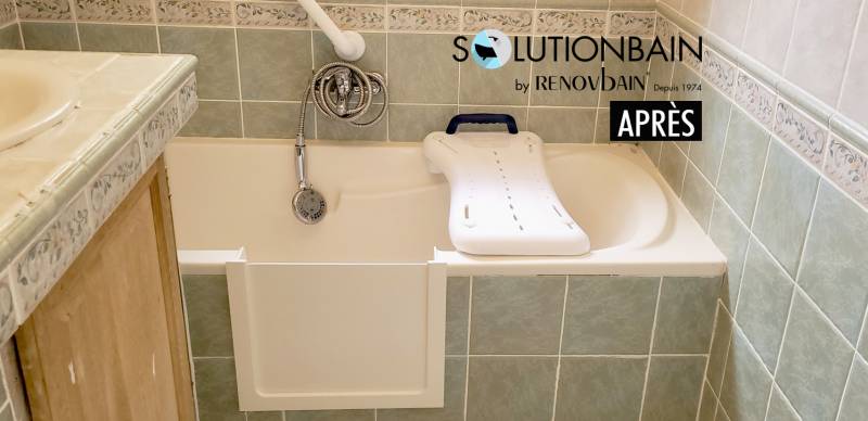 Ouverture de baignoire et porte anti eclaboussure dans une salle de bain