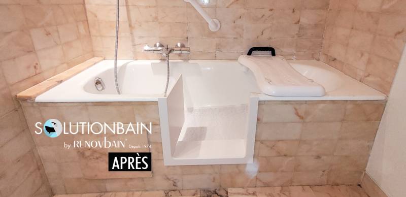 ouverture de baignoire avec portillon anti eclaboussure salle de bain