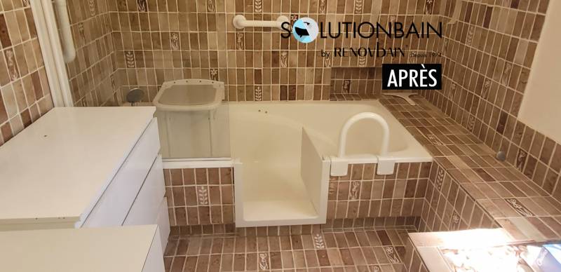 Ouverture de baignoire avec portillon anti eclaboussure solutionbain