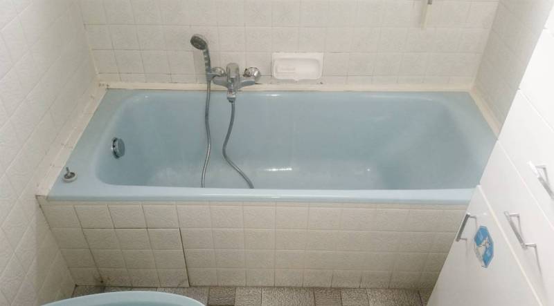 Ouverture de baignoire avec portillon anti-éclaboussures